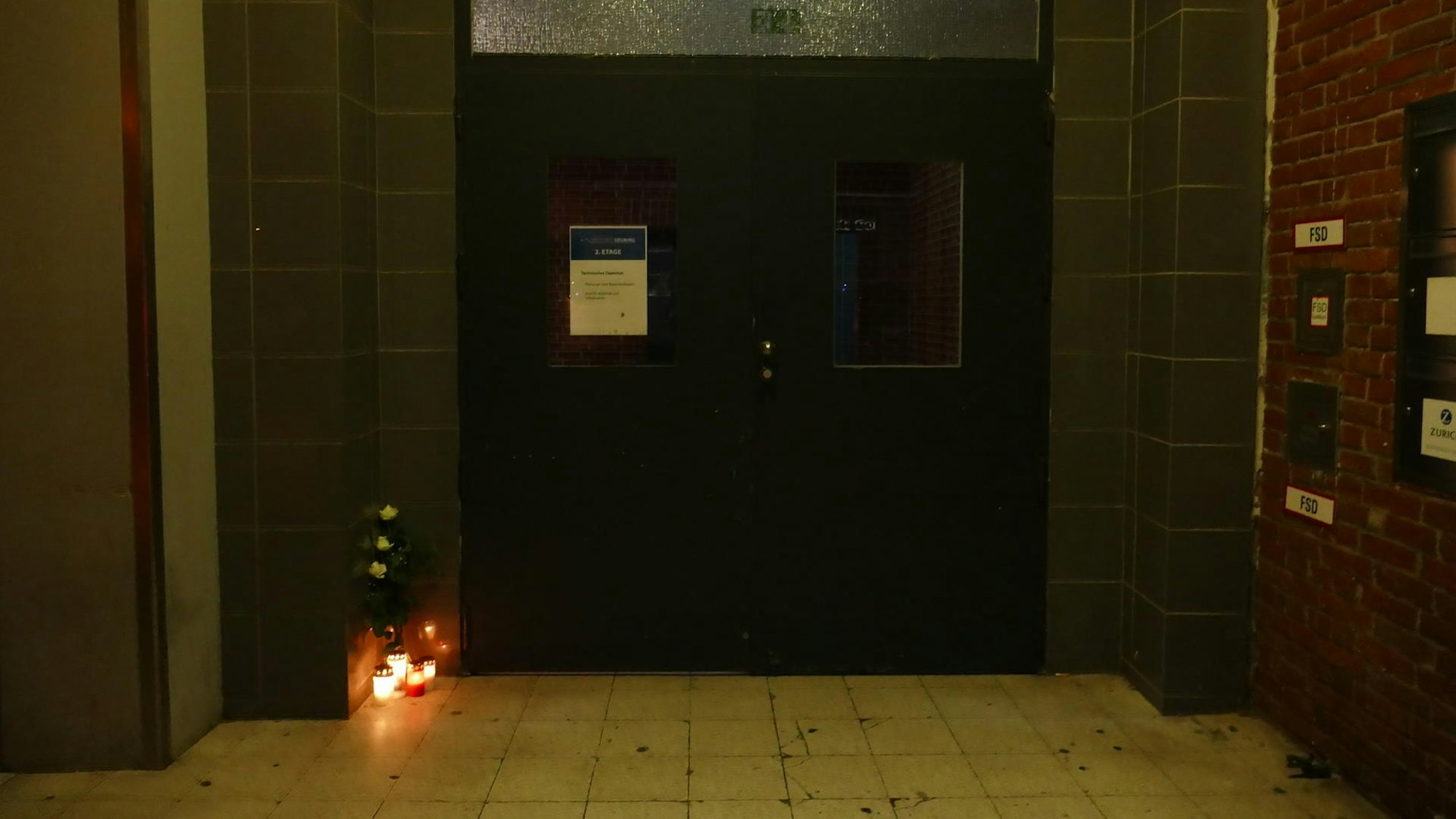 Vor dem Eingang der Diskothek wurden nach dem Messerangriff Kerzen aufgestellt.