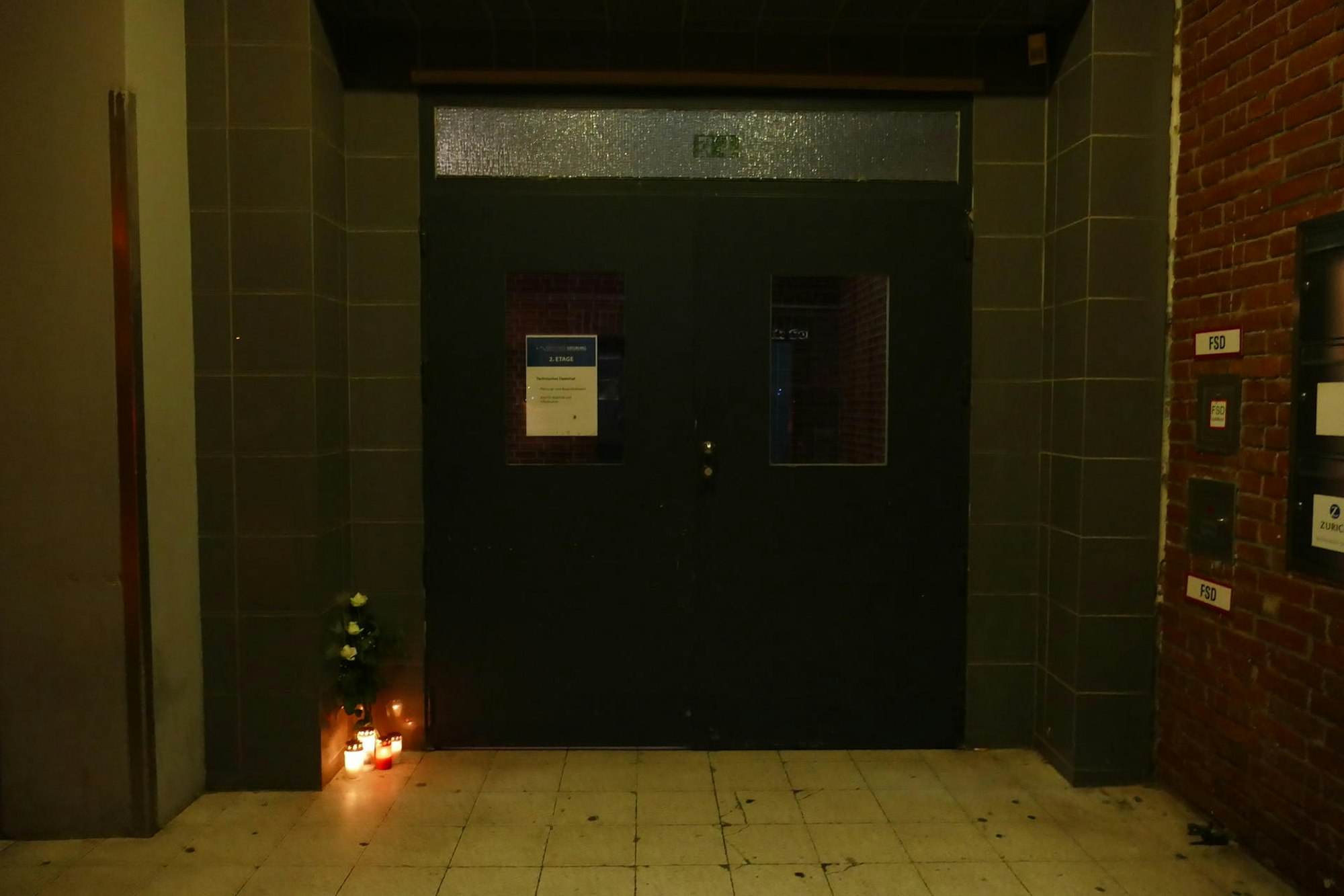 Vor dem Eingang der Diskothek wurden nach dem Messerangriff Kerzen aufgestellt.