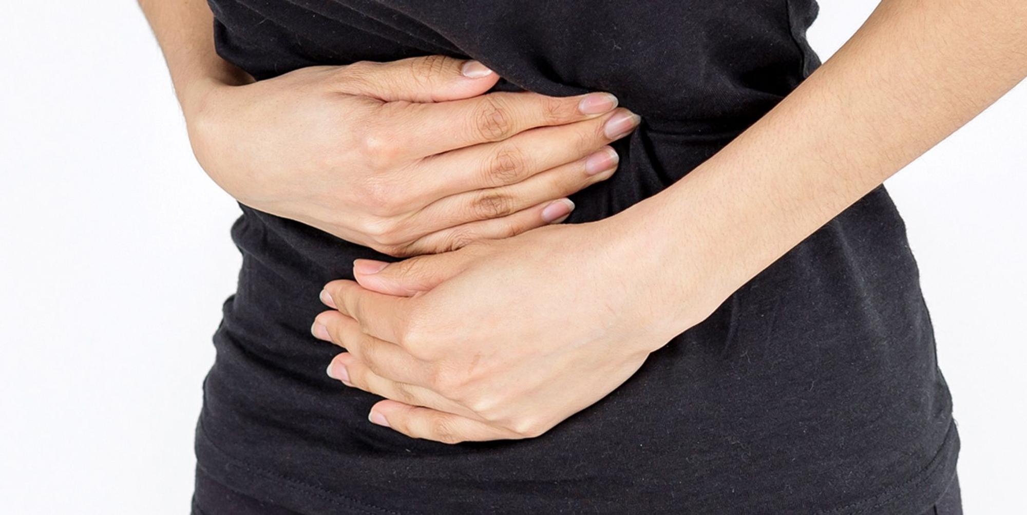 Frau_hält_sich_den_Bauch
