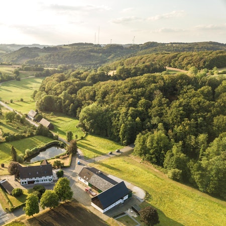 Eine Luftaufnahme auf einen Abschnitt des Neanderlandsteigs.
