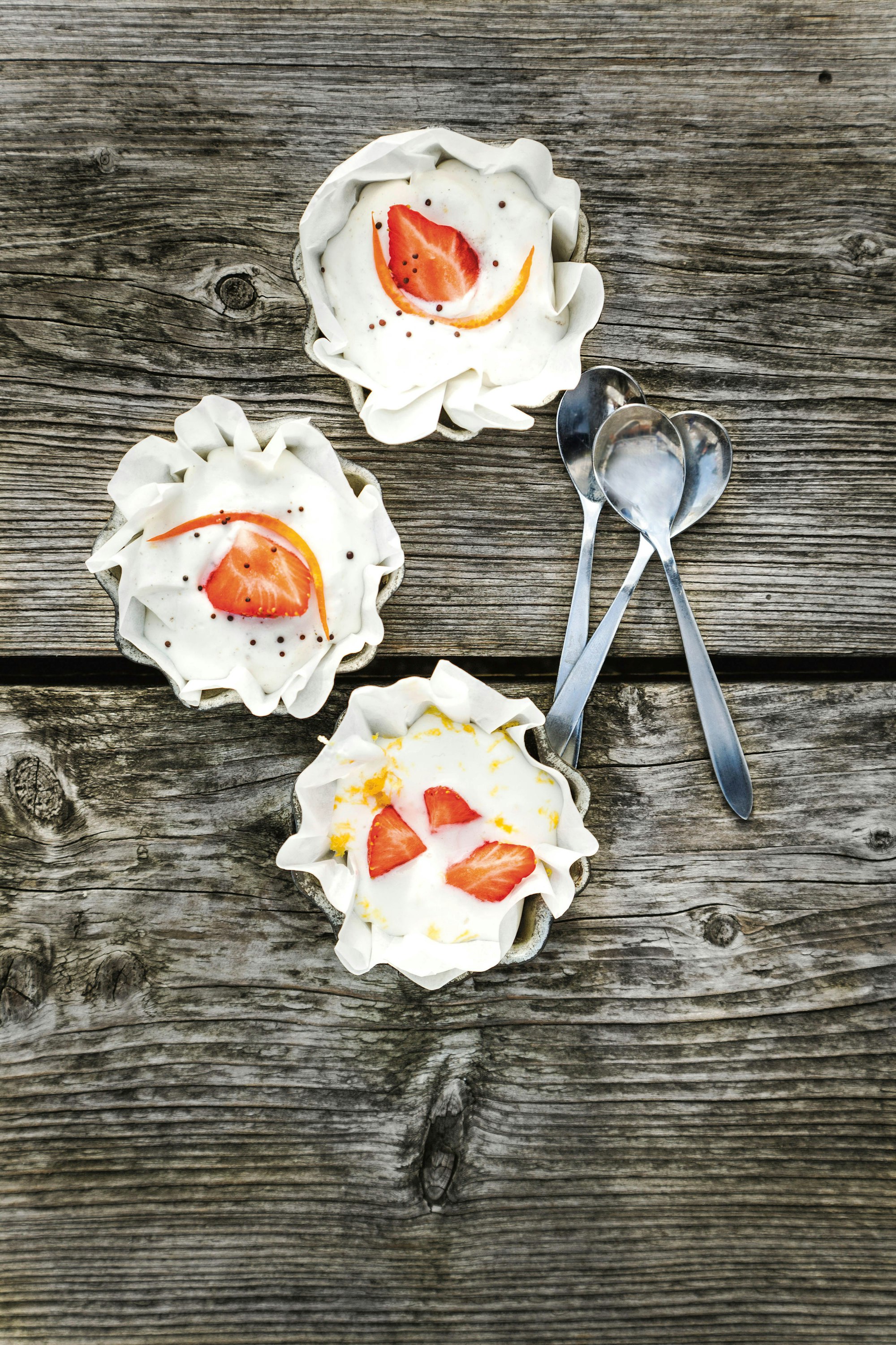 Zitruscreme mit frischen Erdbeeren_106_107_22A5787_AP-Munken_Print_Wht