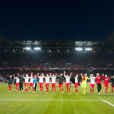 1. FC Köln WOlfsburg mit Fans