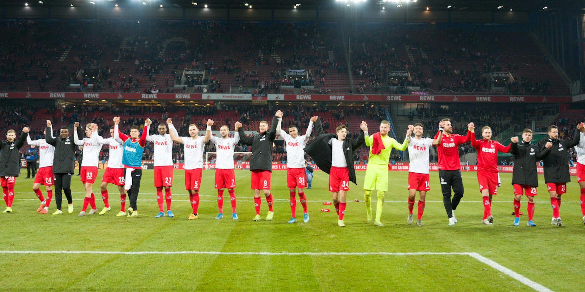 1. FC Köln WOlfsburg mit Fans