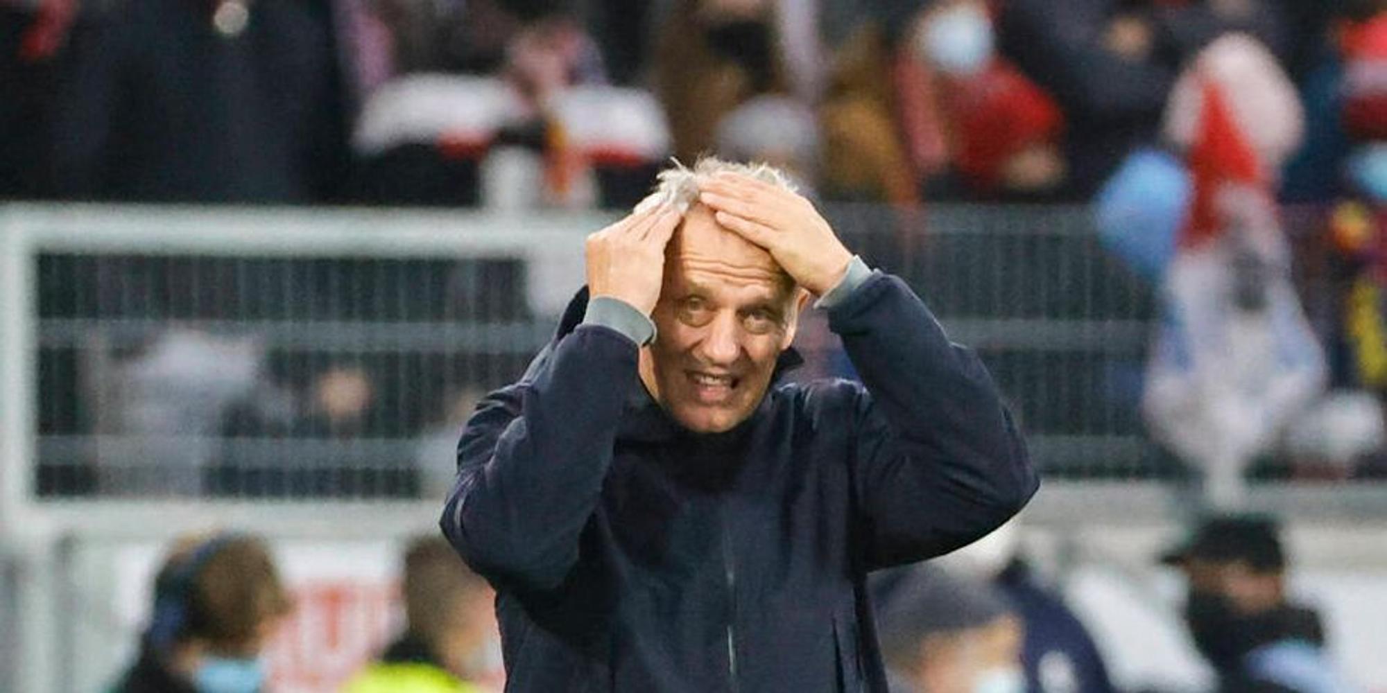 Streich fasst sich an den Kopf
