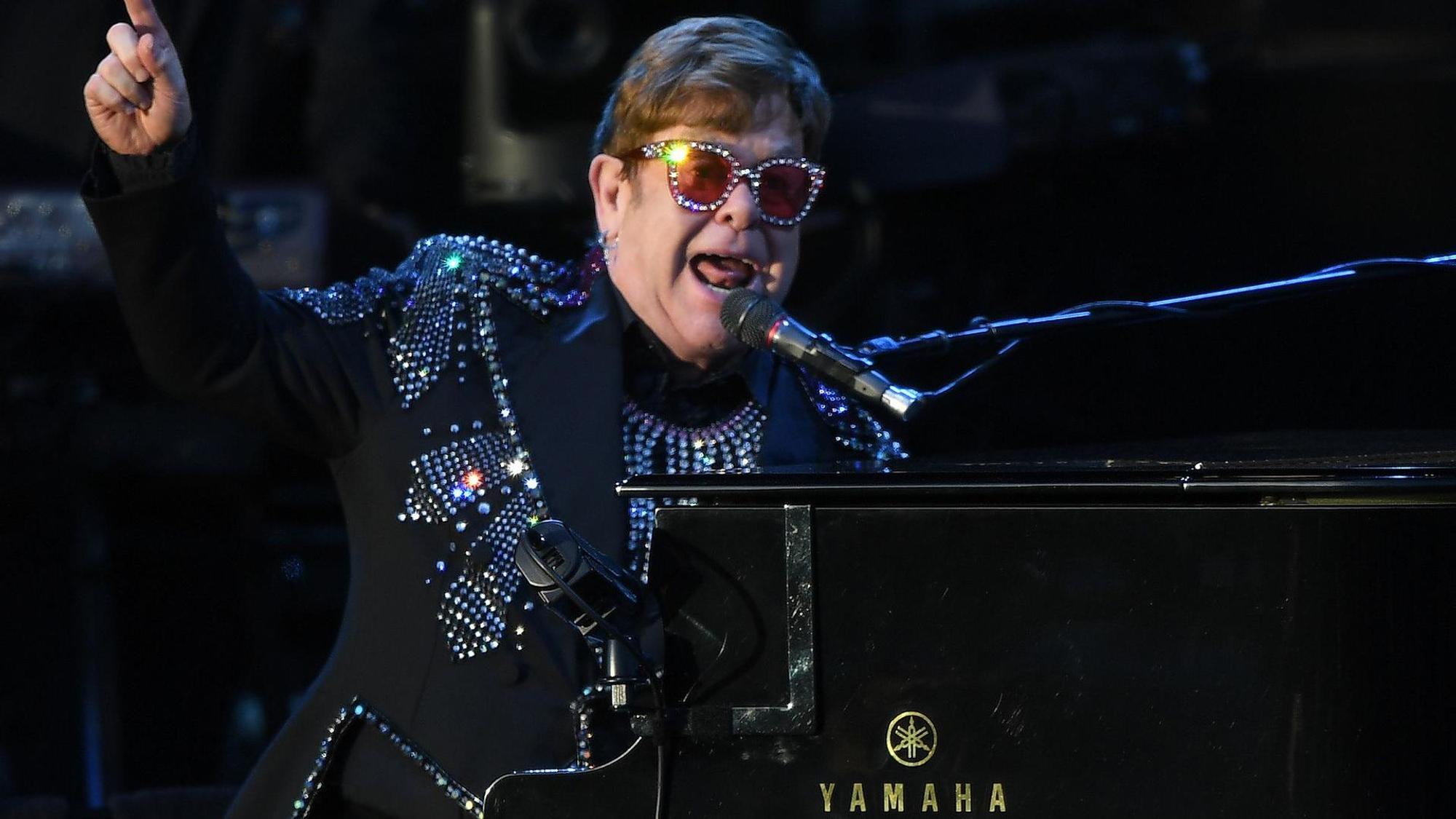 Elton John bei einem Konzert am Piano.