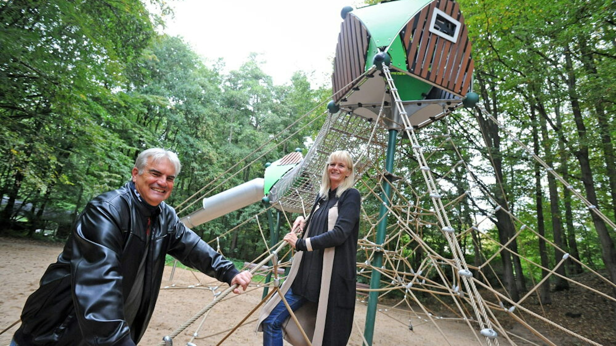 Lothar Schmitz und Andrea Deppe vor dem Spielgerät.