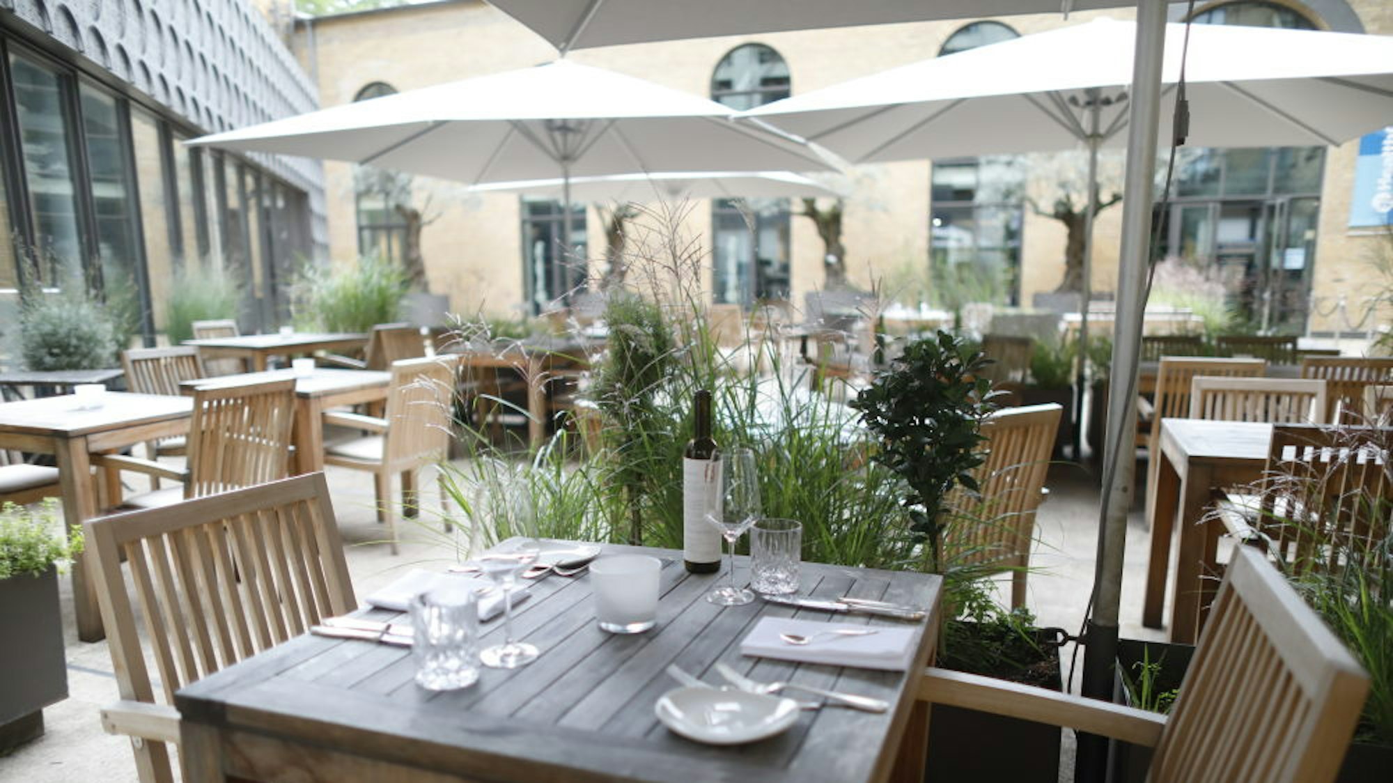 Der Außenbereich des Restaurants „Acht“ liegt in den Spichernhöfen.