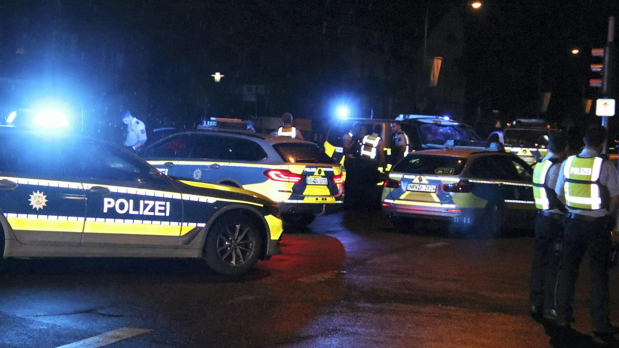 Das Bild zeigt mehrere Streifenwagen auf der Straße.