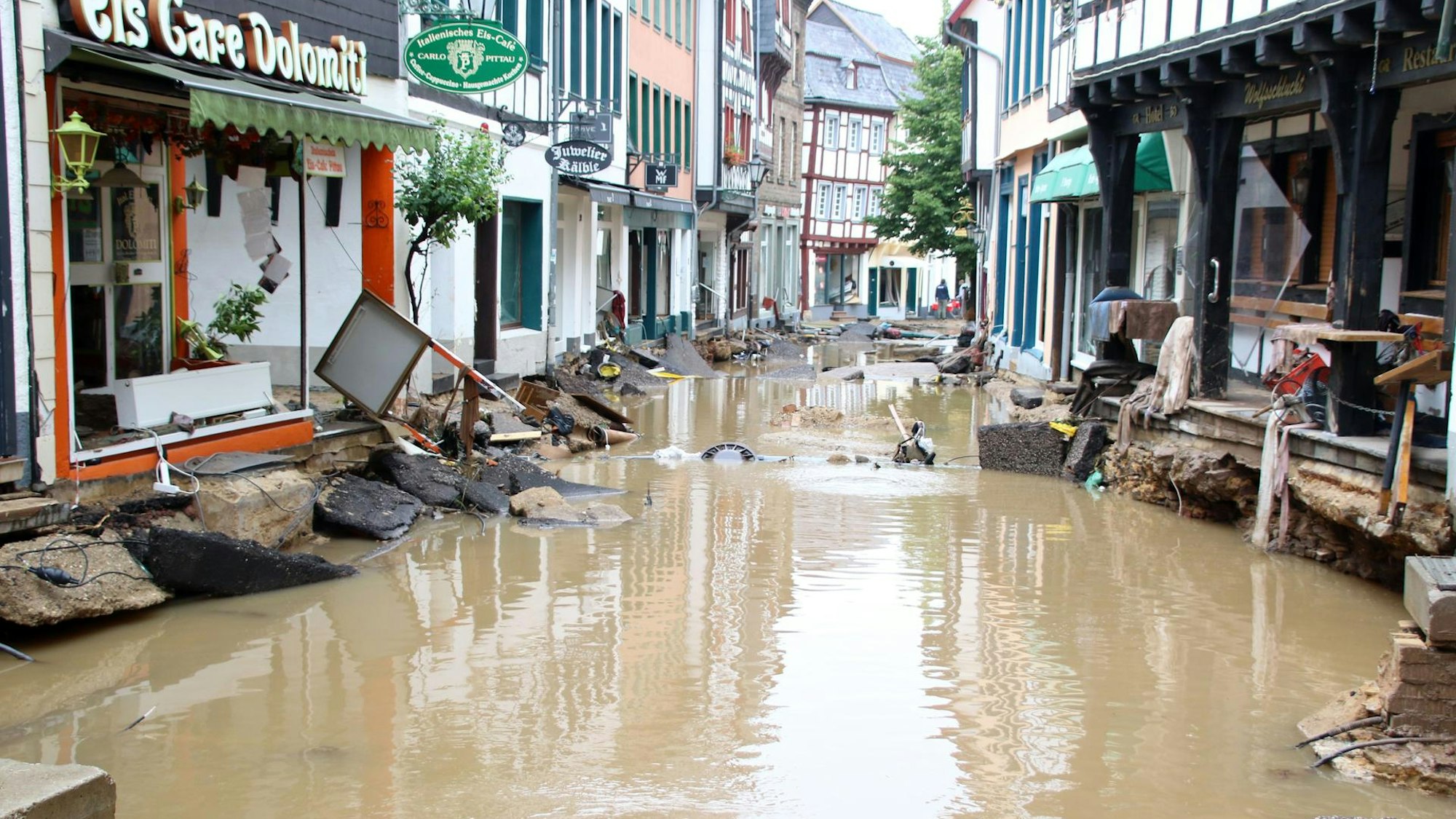 Die Gassen von Bad Münstereifel stehen unter Wasser.