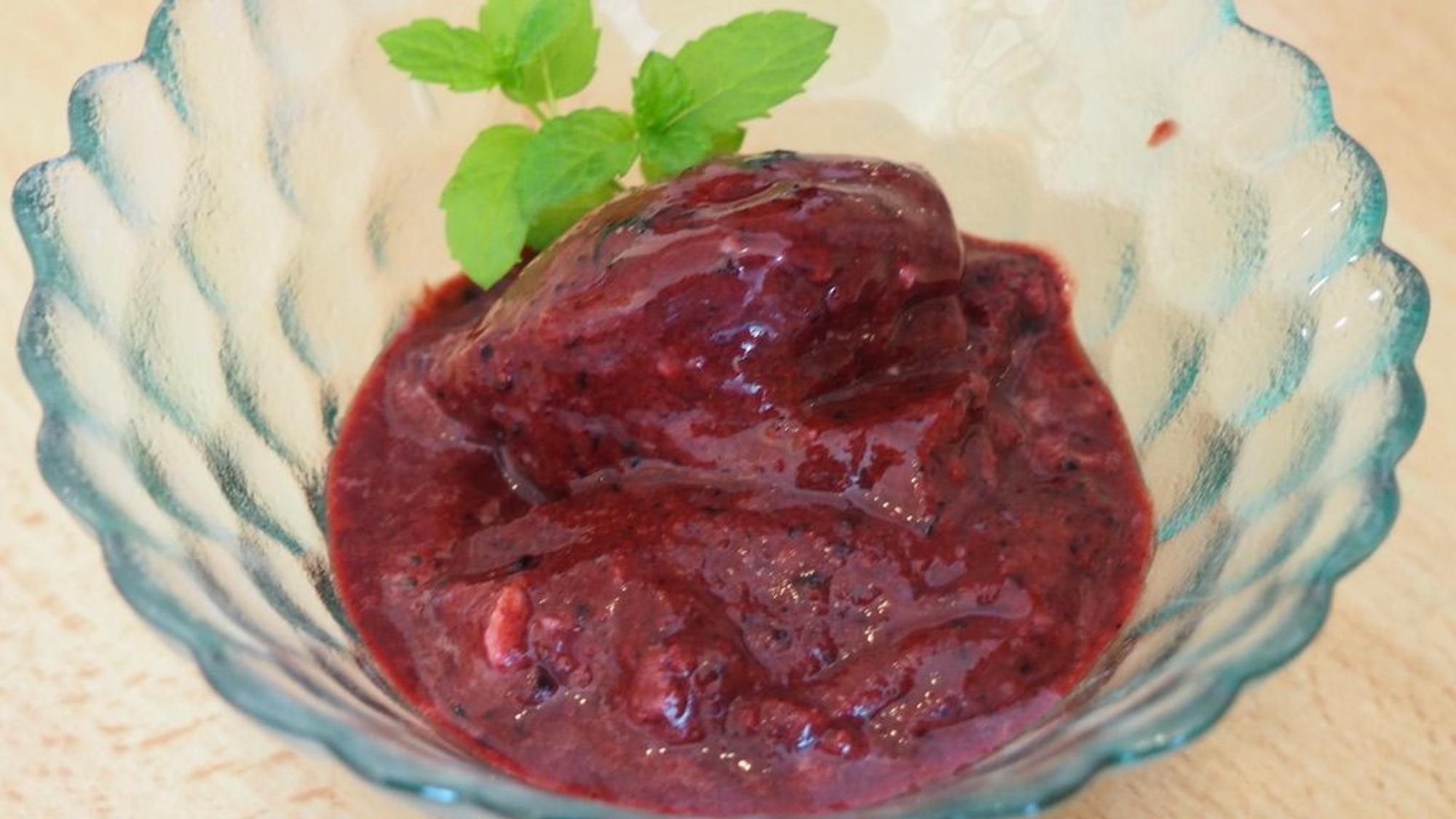 Blaubeer-Zitronen-Lavendel-Eis in einem Schälchen.