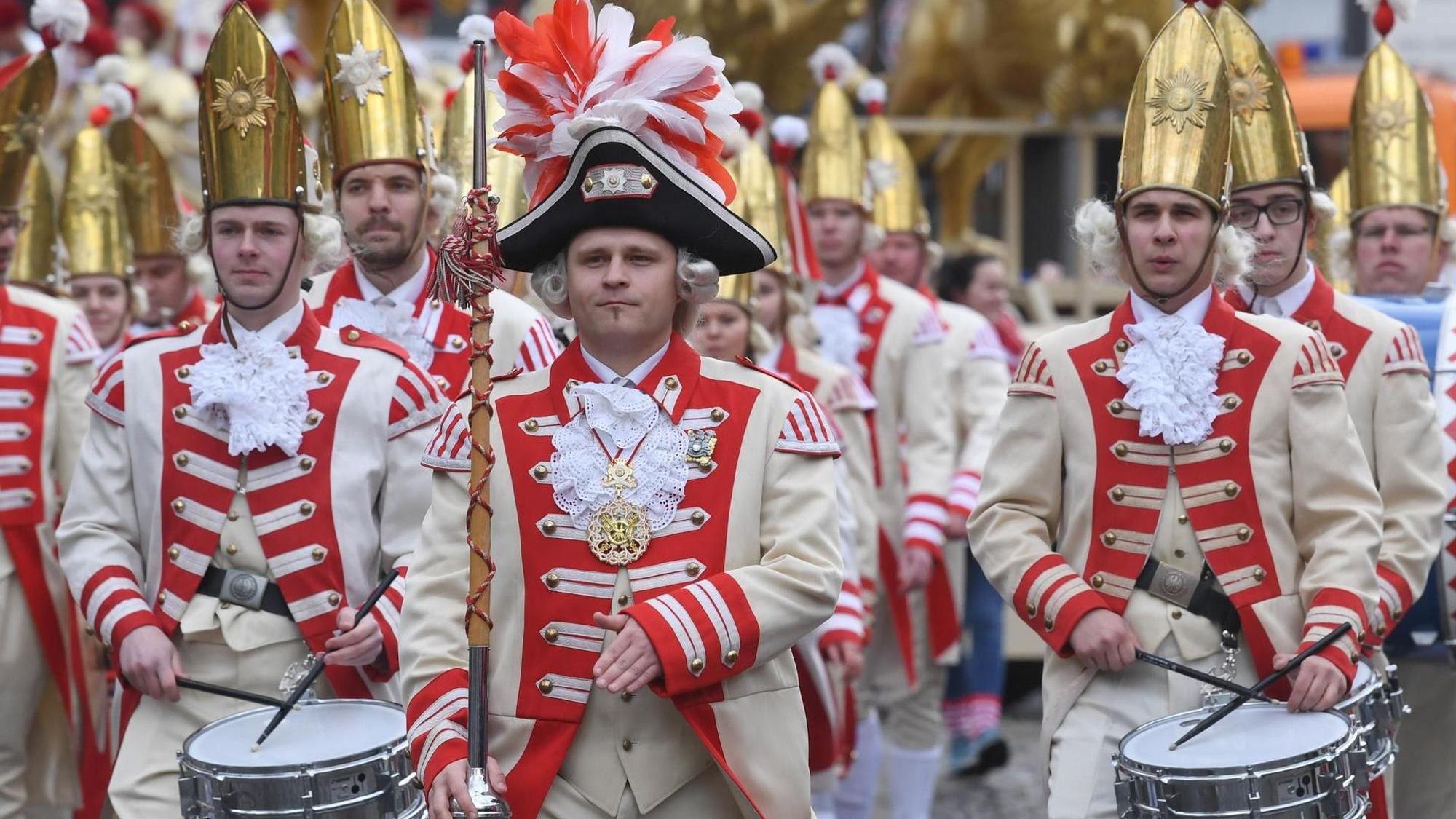 Rosenmontag in Köln marschieren Musiker im Umzug