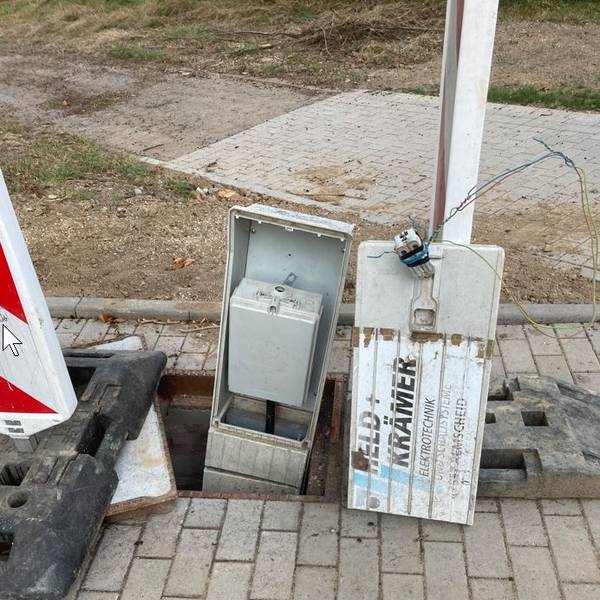 demolierter Stromverteiler
