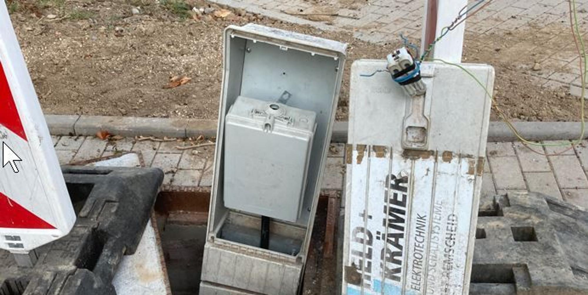 demolierter Stromverteiler