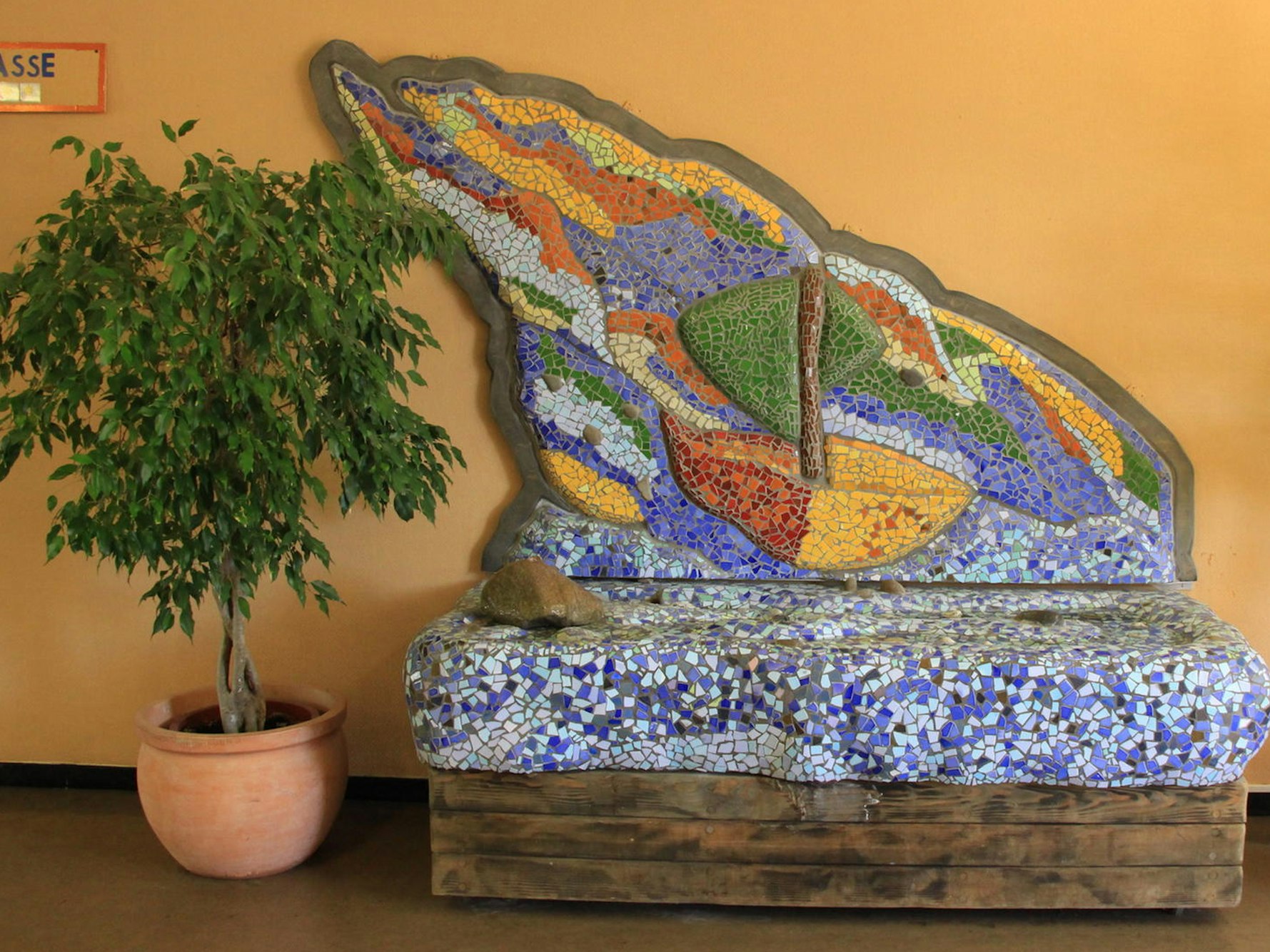 Todesgedenkbrunnen Frida Kahlo schule