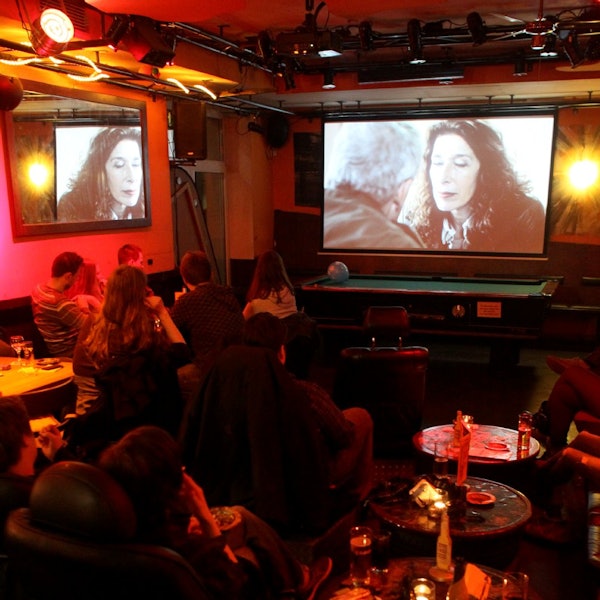 „Tatort“-Rudelgucken in der Tankstelle.