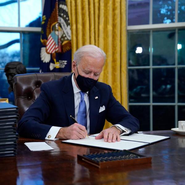 Biden_am_Schreibtisch