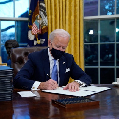 Biden_am_Schreibtisch