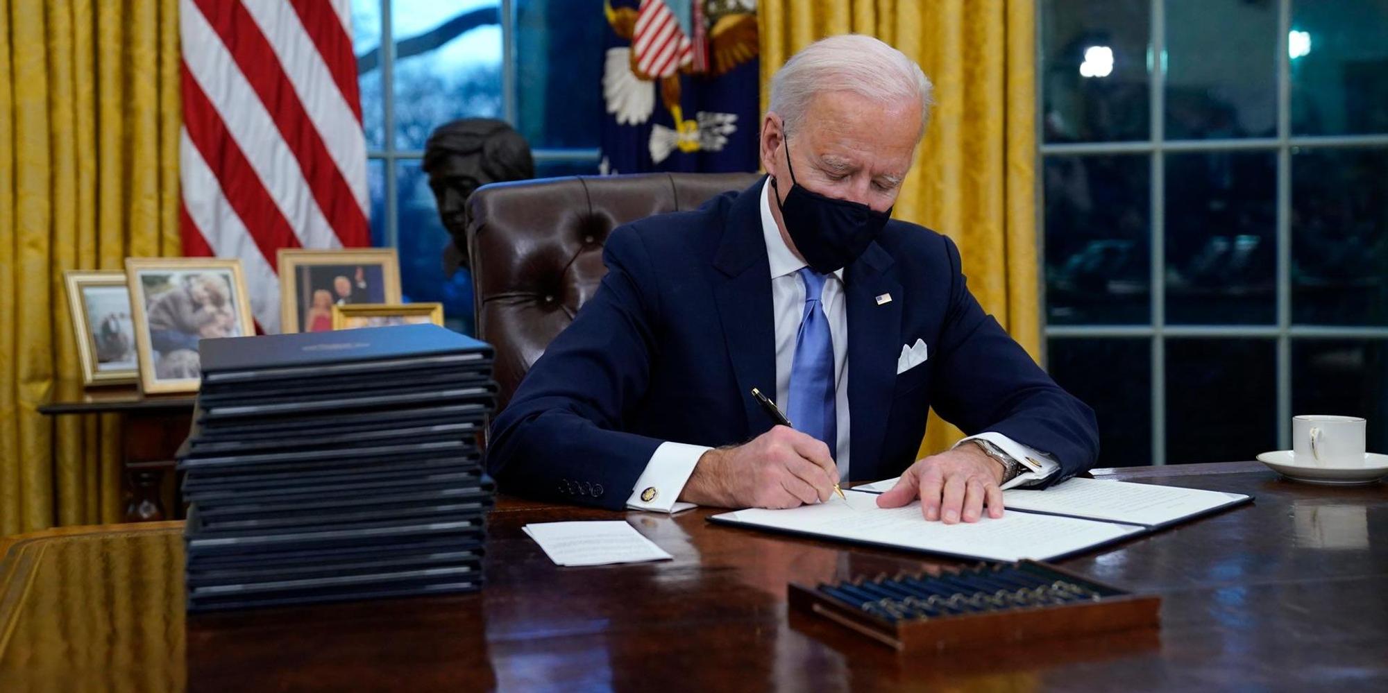 Biden_am_Schreibtisch