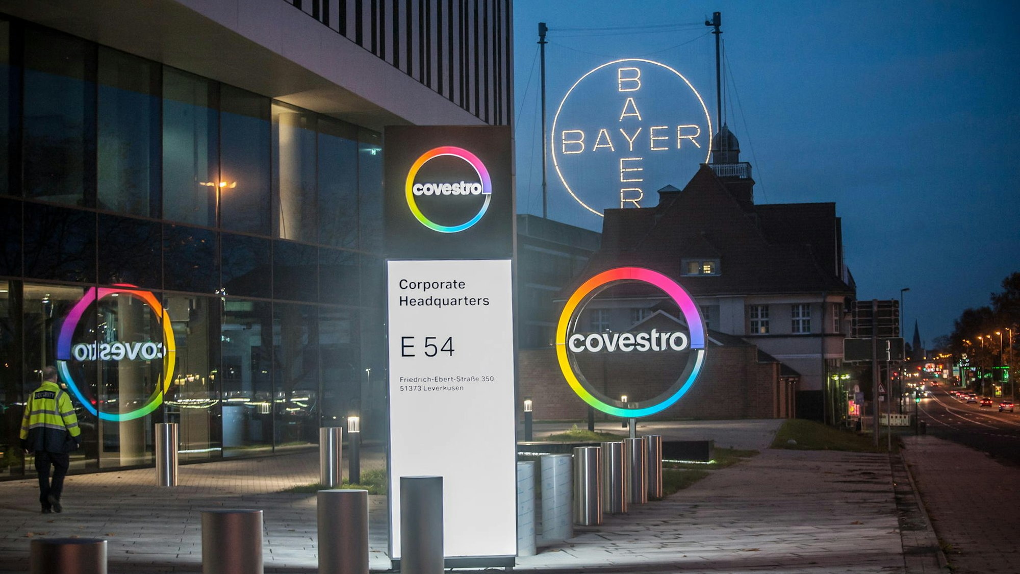 Blick nordwärts auf die Covestro-Zentrale an der B 8 mit dem Bayer-Kreuz im Hintergrund