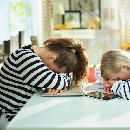 Symbolbild Mutter Tochter Lockdown